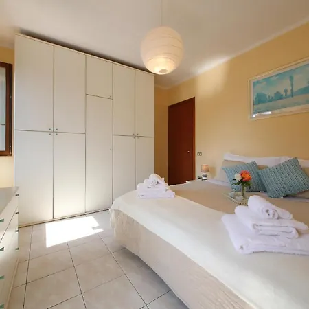 Sleeps 2 Appartement Baveno